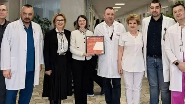 Посланикът на Северна Македония Агнеза Руси Поповска награди УМБАЛСМ Н
