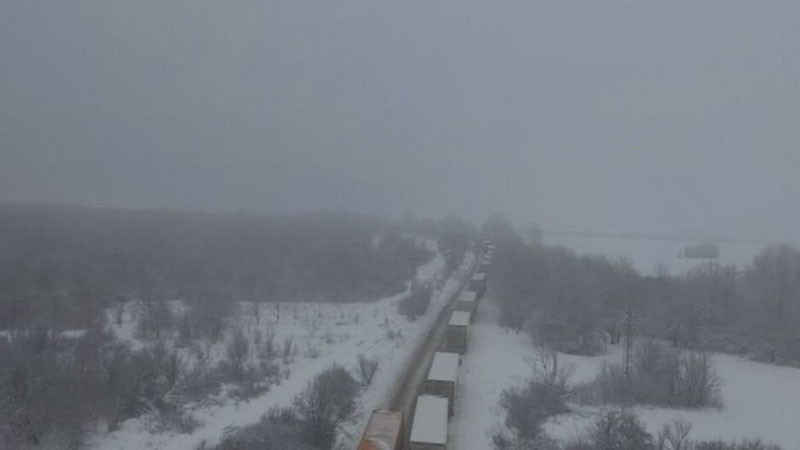 „Дунав мост“ 2 е блокиран: Стотици шофьори са в снежен капан в Монтанско
