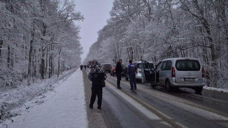 Двама души са загинали, един е в болница след сблъсък