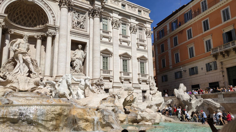 С нова такса Рим прави опит да ограничи тълпите от туристи, хвърлящи монети във фонтана ди Треви