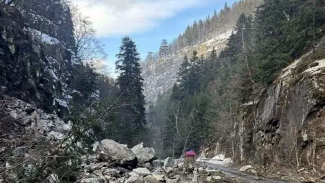 Голямо срутище се активизира по републикански път III 843 и