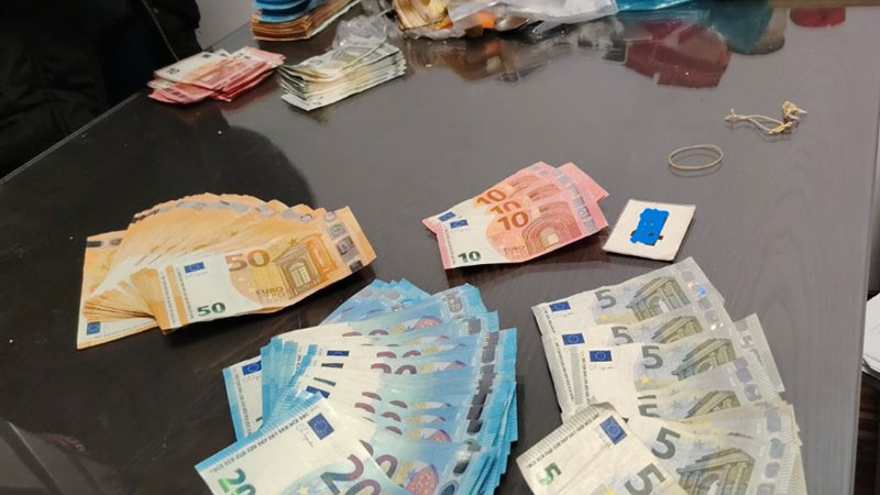 Варненските полицаи прибраха дилър на дрога заедно с наркотиците и парите му