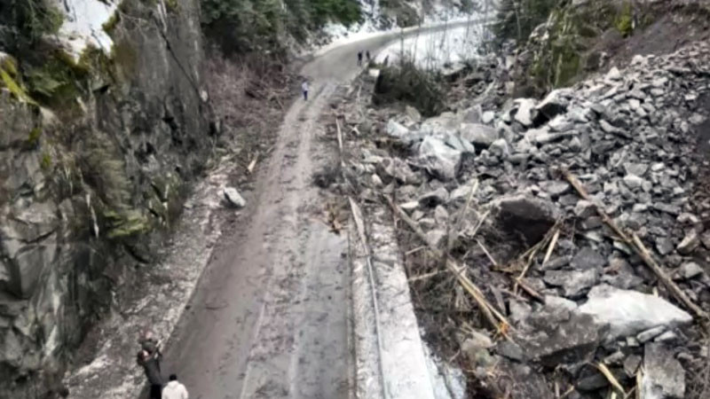 Пътят Велинград - Сърница е затворен за движение от голямо срутище