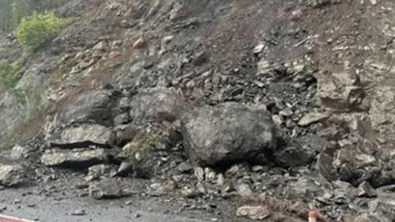 Свлечена земна маса затруднява движението по пътя София - Кулата