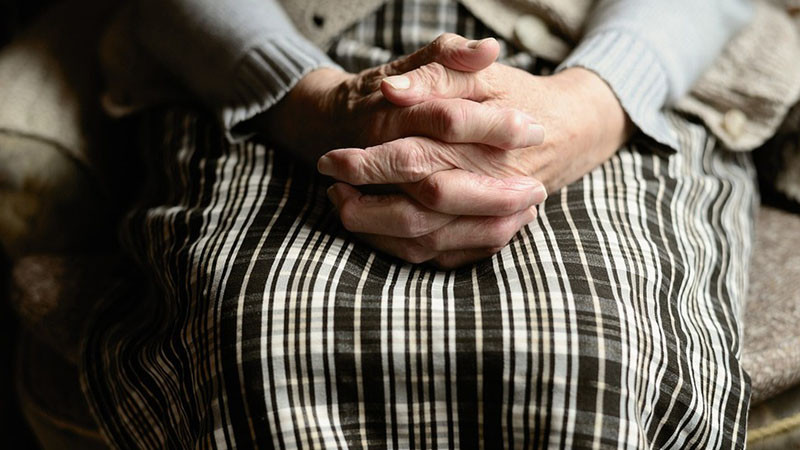 Жена на 79 години от Каспичан е хвърлила на ало измамници 7000 лева