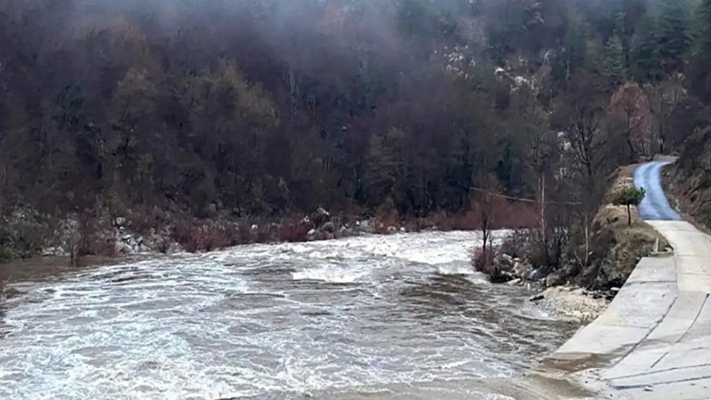Язовирите "Кърджали" и "Студен кладенец" преливат, села са откъснати от света
