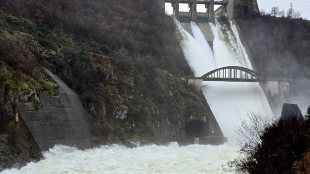 Контролирано през преливниците се изпускат двата големи язовира по поречието