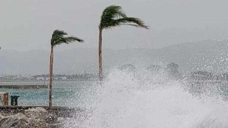 Опасно време в Гърция – властите призовават да не се пътува в наводнените области