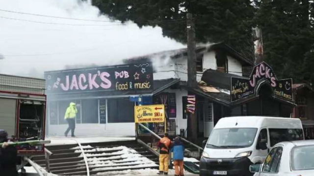 Един човек е пострадал при пожар в търговски обект в