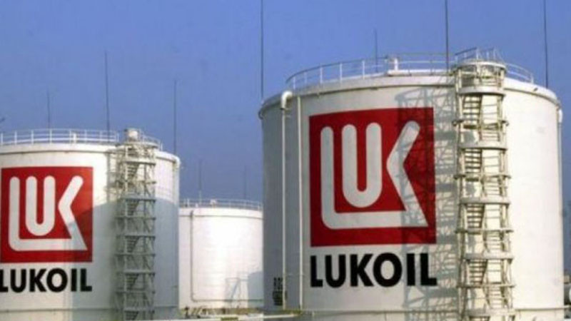 Лукойл преговаря с поне още две компании за продажбата на