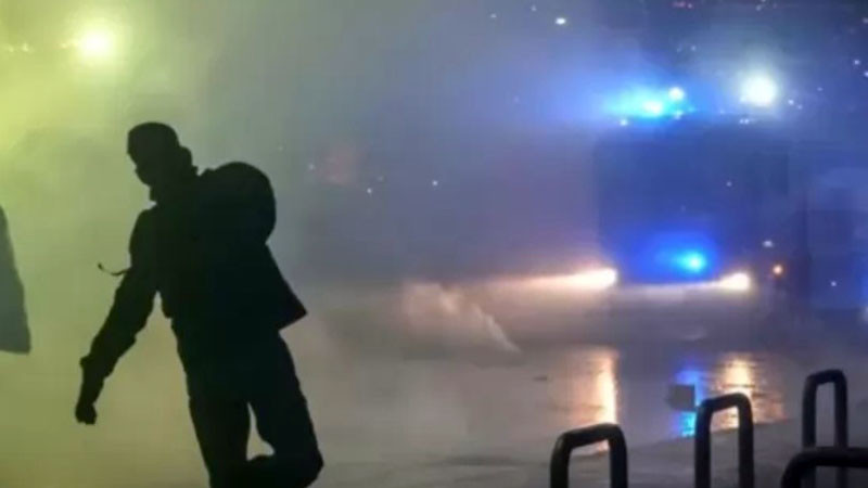 Сблъсъци между протестиращи и полиция по време на демонстрация срещу Игрите в Милано