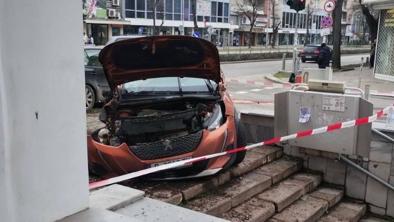 Лек автомобил Пежо се за малко да влезе в подлеза