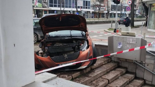 Лек автомобил Пежо се за малко да влезе в подлеза