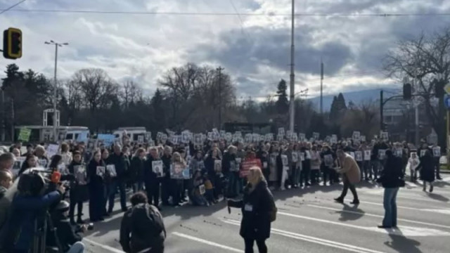 С 456 карамфила – по един за всяка жертва на