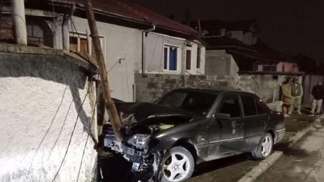 Без книжка и с положителна проба за алкохол 17-годишен тийнейджър се заби в стълб