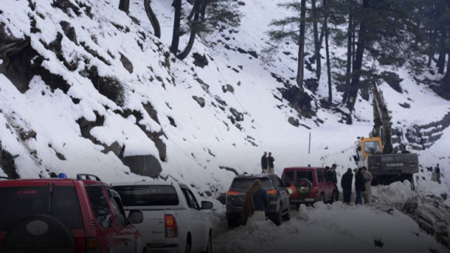 Множество автомобили са закъсали по пътя към курорта Пампорово съобщи за