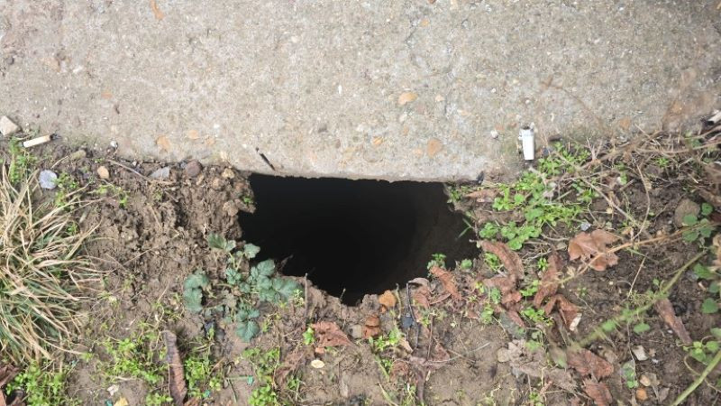 Опасна дълбока дупка зее на детска площадка в Плевен