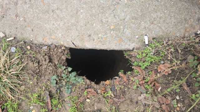 Дълбока и необезопасена дупка зее на детска площадка в Плевен