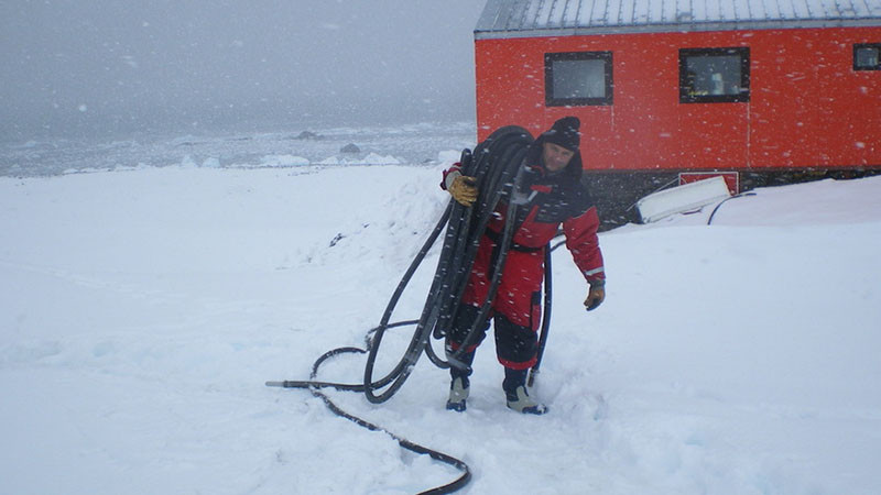 Ураганни ветрове и огромни вълни: Мощна буря удари българската антарктическа експедиция