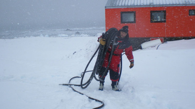 Тридесет и четвъртата българска антарктическа експедиция е ударена от най силната буря от нейното