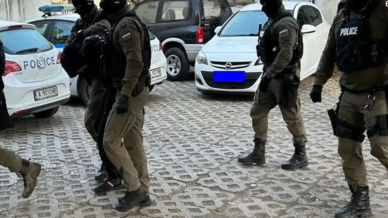 Полицейска акция в Айтос: задържаха трима местни с наркотици и везни