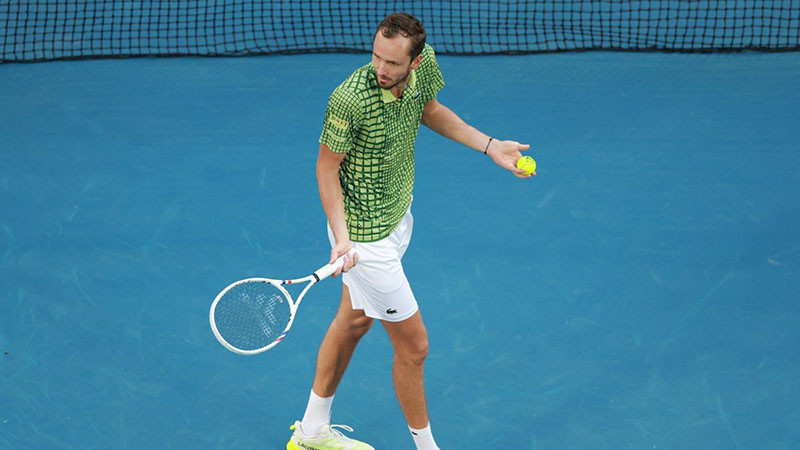 Изумително шоу на Медведев: Раздаде шутове, руга, чупи ракети и изригна: Топките не са кръгли