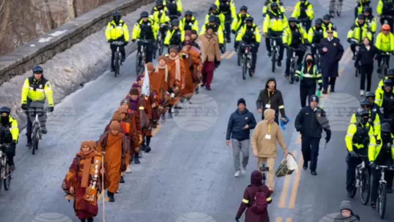Будистки монаси пристигнаха във Вашингтон след 15-седмичен Поход за мир