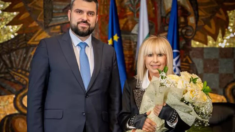 Лили Иванова със „Златна лаврова клонка“ от МВнР. Дипломатите очаровани от силата на духа ѝ