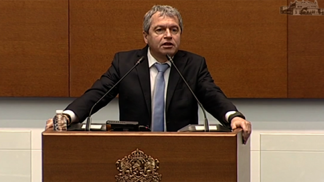 Малко след началото на новото заседание на Народното събрание председателката