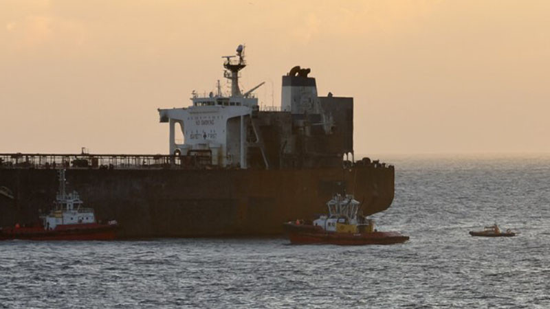 Удареният от дронове танкер „Кайрос“ остава блокиран край Бургас вече два месеца