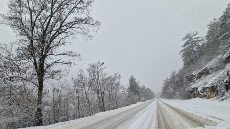 Силен снеговалеж в Родопите: Затвориха Превала за камиони, има и блокирани коли в Пампорово