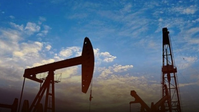 Цените на петрола останаха почти без промяна в петък след понижението от