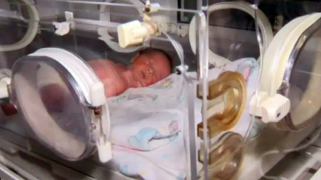 Служители на чистотата намериха новородено в найлонов плик в София