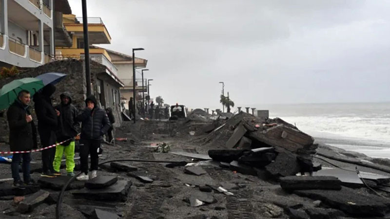 Лошото време предизвика над 2000 намеси на пожарникарите в Южна Италия