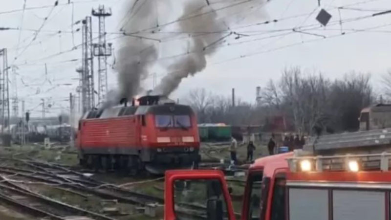 Локомотив на товарен влак се запали в Русе