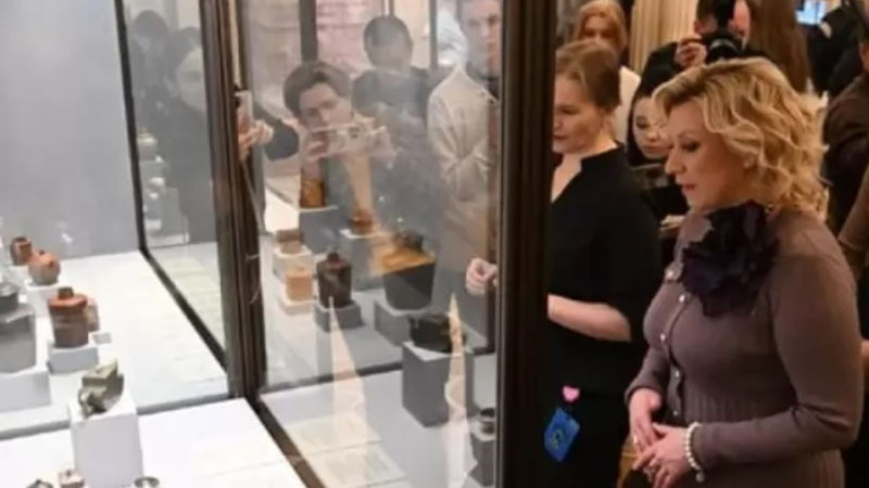 В Ермитажа изложиха личната колекция от китайска керамика на Мария Захарова