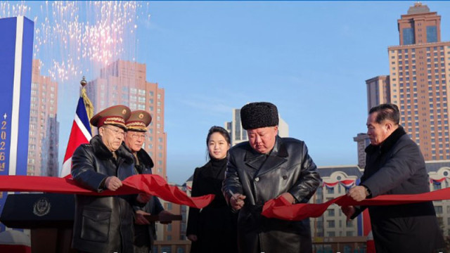 Севернокорейският лидер Ким Чен ун ръководи церемония по откриването на нов жилищен