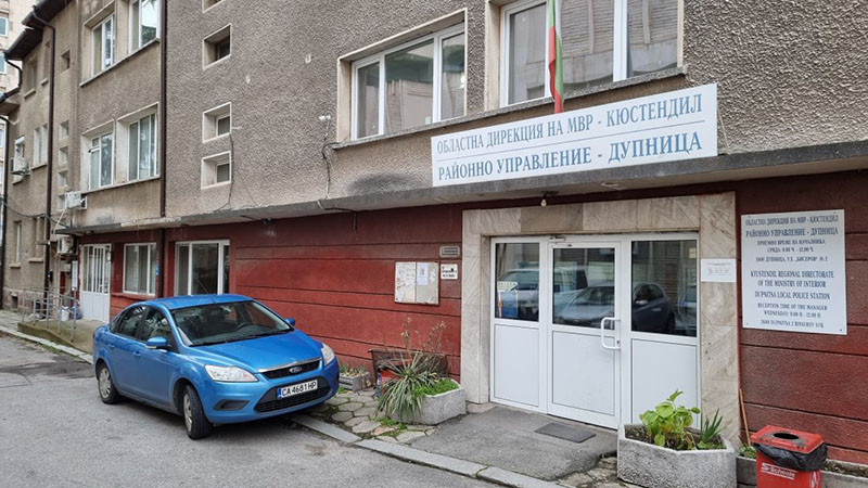 Издирват нападателя на млади жени в Дупница, намушкал специализантка по хирургия в корема