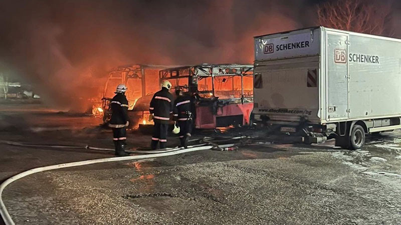 Три автобуса и влекач изгоряха на неохраняем паркинг в Костинброд