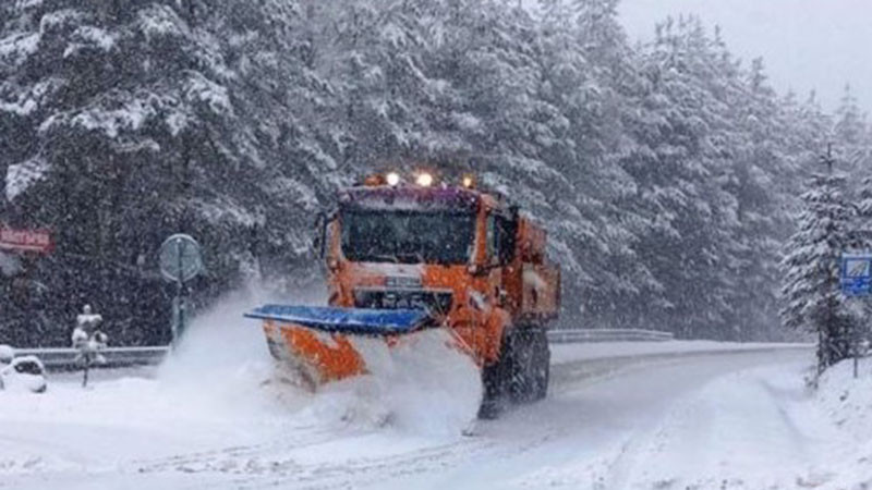 440 снегорина обработват страната. Ситуацията в Североизточна България и Бургас е усложнена