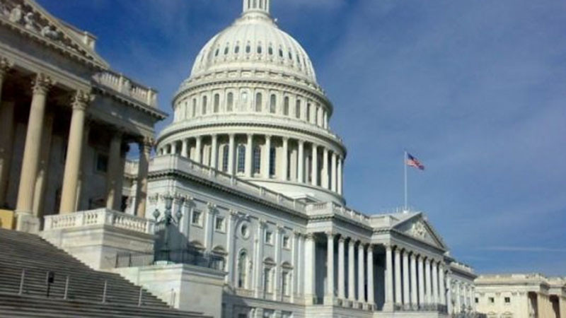 Полицията на Капитолия арестува младеж, тичал въоръжен към сградата на Конгреса