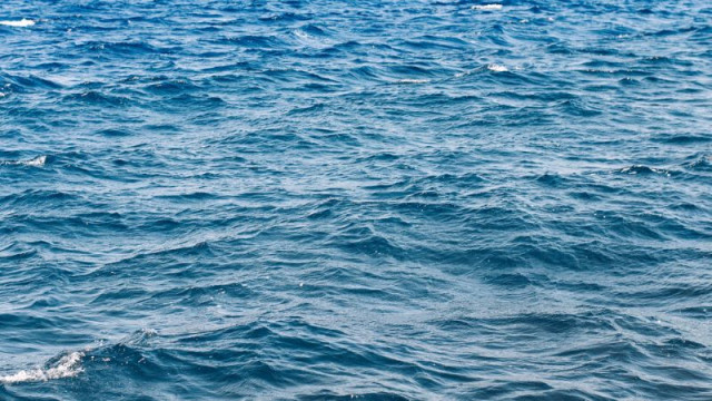 Рибарски кораб с трима души на борда изчезна от радарите в