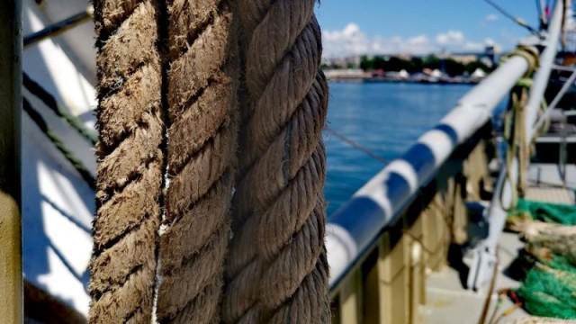 Риболовен кораб с трима моряци изчезна край Маслен нос