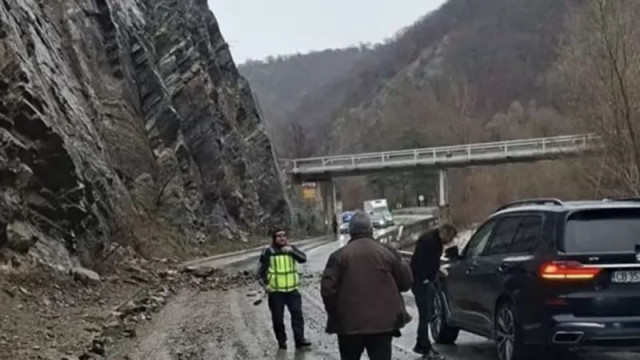 Полицията затвори временно движението през дефилето от село Варвара до