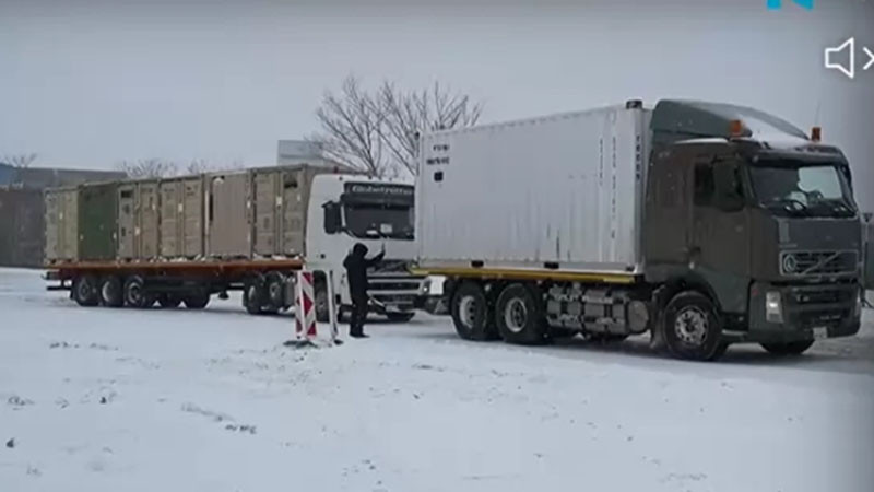 Камион от конвой на американската армия закъса в снега преди Дунав мост