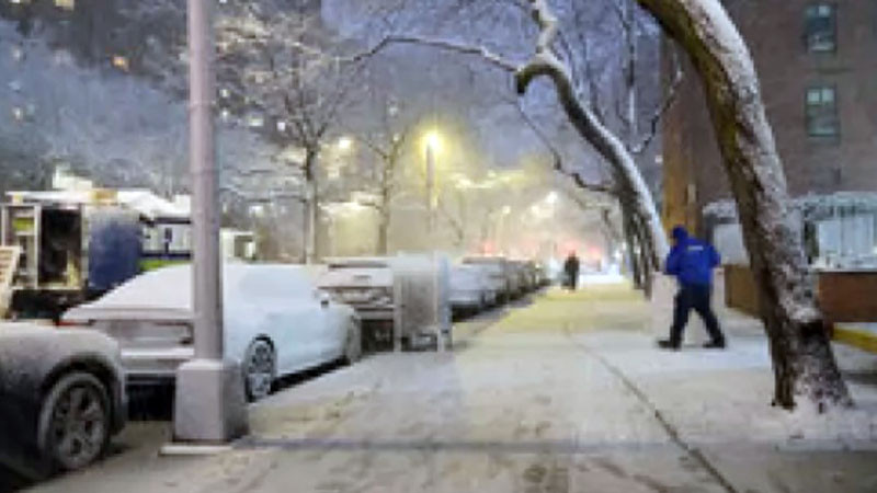 Мощна снежна буря блокира Ню Йорк - кметът забрани придвижването