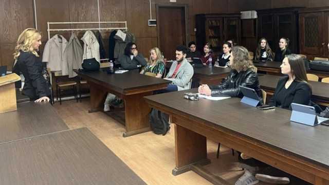 Цънцарова води курс по „Политическа журналистика“ във Факултета по славянски филологии на СУ