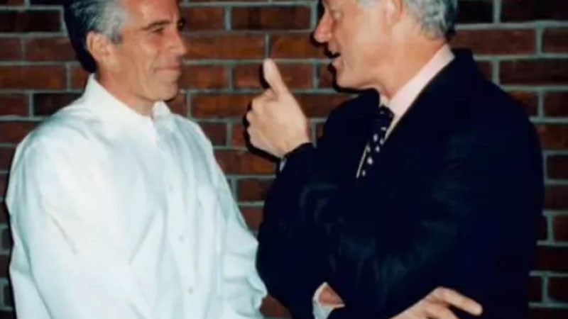 Бил Клинтън не бил видял нищо притеснително по време на срещите си с Епстийн