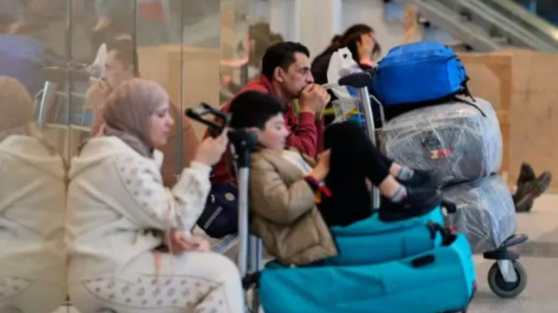 Стотици хиляди са блокирани в Близкия изток заради спирането на полетите