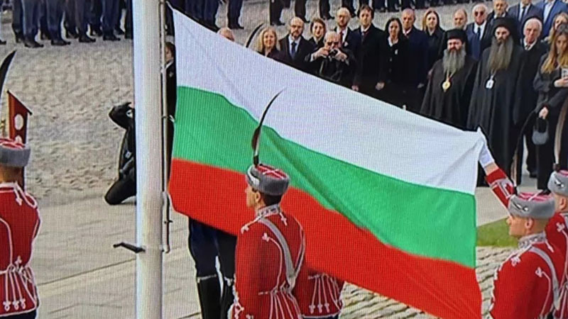 Военен ритуал за издигане на Националния трибагреник пред паметника на Незнайния воин
